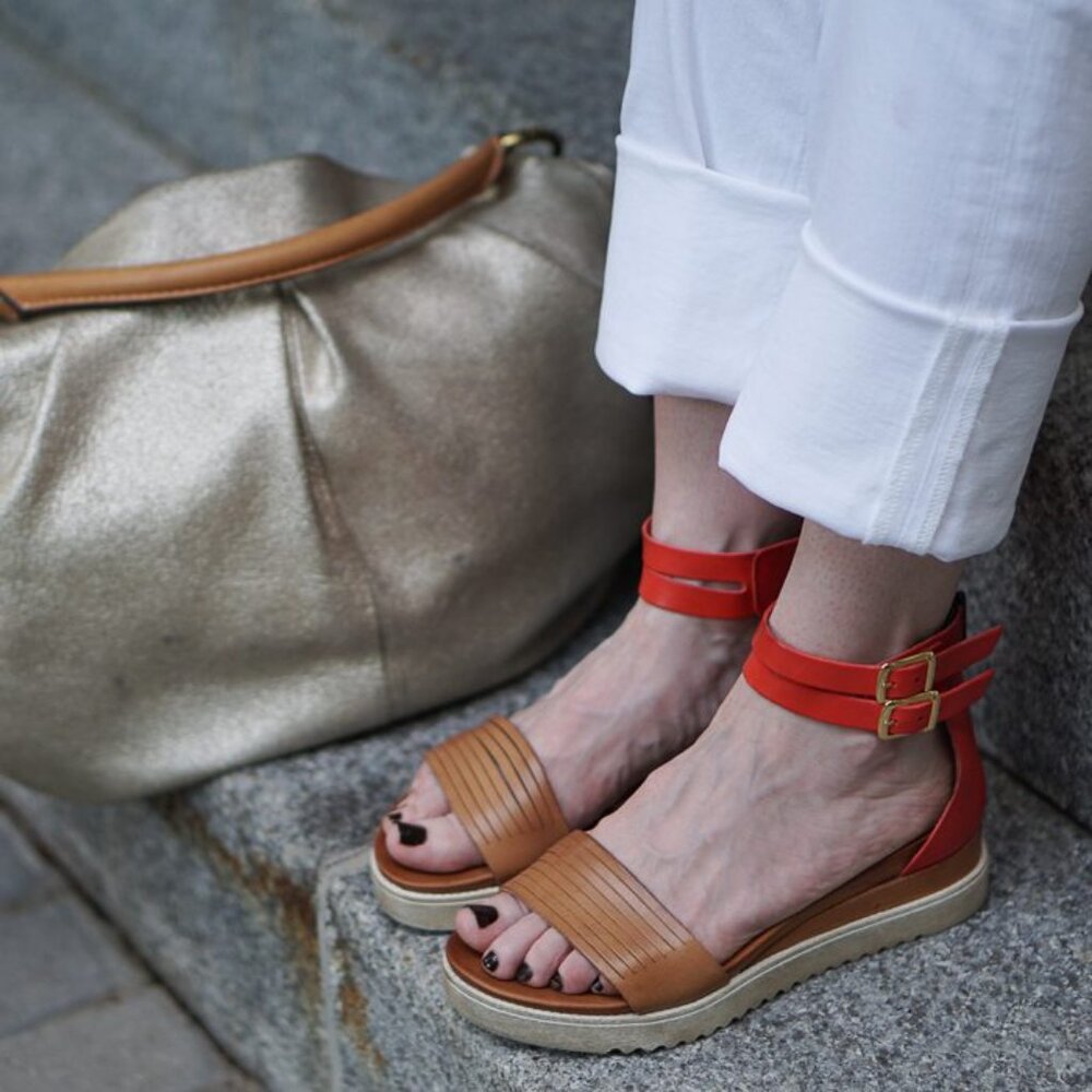 Sundance Women's Brown Red Lug Sole Leather Ankle Strap Sandal Size 5